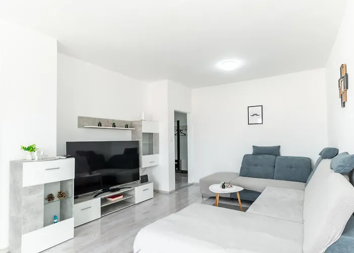 Cozy And Modern Luce Apartment *