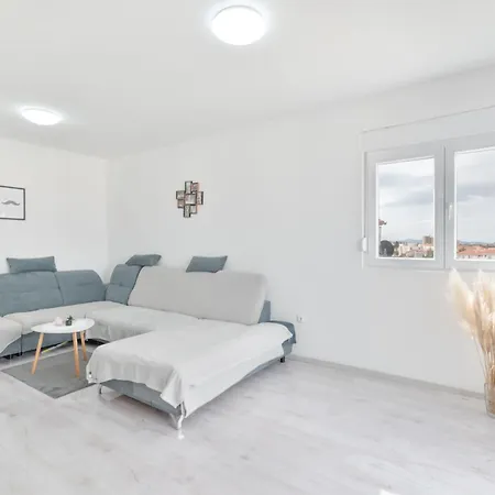 Apartment Cozy And Modern Luce
