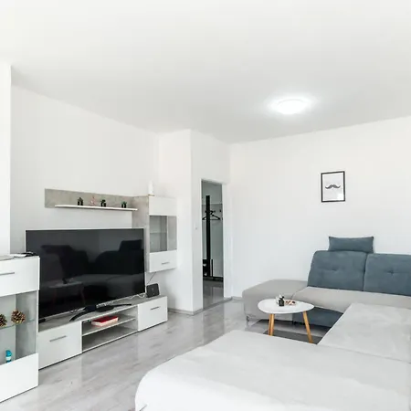 Cozy And Modern Luce Apartment *